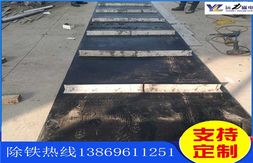 不銹鋼除鐵器皮帶廠家服務(wù)湖南皮帶懸掛式除鐵器，除鐵器卸鐵皮帶主要是安裝在各個型號的電磁、永磁自卸式除鐵器上，當(dāng)輸料皮帶上的散狀物料經(jīng)過自卸除鐵器底部時，混雜在物料中的鐵磁性雜質(zhì)在除鐵器磁芯強大的磁場力作用下被吸附到除鐵器卸鐵皮帶上，由不停運轉(zhuǎn)的卸鐵皮帶將吸附住的鐵雜質(zhì)刮出，卸進集鐵箱，從而達到自動連續(xù)除鐵的目的。無需人工清理，實現(xiàn)了自動化除鐵。  一、不銹鋼除鐵器皮帶廠家服務(wù)湖南皮帶懸掛式除鐵器選型指南：  1.提供卸鐵皮帶準(zhǔn)確的帶寬、周長及厚度。  2.了解清楚所需卸鐵皮帶為一次性成型的環(huán)帶還是帶接頭式的，其次確認卸鐵刮板為膠條一體式刮板還是不銹鋼刮板。  注：一般情況下，除鐵器生產(chǎn)廠家在生產(chǎn)除鐵器時用的是一次性成型的環(huán)帶，但用戶在后期更換時，一次性成型的環(huán)帶不方便更換及安裝，需將除鐵器大拆大卸，套上卸鐵皮帶之后，然后重新組裝，更換非常麻煩。帶接頭式的卸鐵皮帶就很大程度上解決了這一問題，省去了拆裝除鐵器的過程，只需要將皮帶安裝之后在接頭處對接即可,省時省力，結(jié)實耐用。  二、不銹鋼除鐵器皮帶廠家服務(wù)湖南皮帶懸掛式除鐵器  除鐵器接通電源后，勵磁系統(tǒng)產(chǎn)生強大的磁場，當(dāng)輸送機械上的散狀物料經(jīng)過除鐵器下方時，混雜在物料中的鐵磁性雜物，在除鐵器磁場力作用下被不斷吸起(鐵磁性雜物重量為0.1-25kg)，吸附在除鐵器下表面上，當(dāng)需要除去吸附在除鐵器上的鐵磁性雜物時，可將除鐵器移至集鐵箱上方，切斷勵磁電源設(shè)備磁場消失，鐵磁性雜物在重力作用下掉入集鐵箱中。