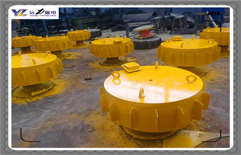 江西RCDC-8電磁除鐵器原理生產(chǎn)廠家_選型_河北江西RCDC-8電磁除鐵器原理生產(chǎn)廠家工作原理_價(jià)格，RCDC系列風(fēng)冷自卸式電磁除鐵器，是在RCDA系列風(fēng)冷懸掛式電磁除鐵器的基礎(chǔ)上增加了驅(qū)動(dòng)電機(jī)、滾筒、帶刮板的卸鐵膠帶等組成的卸鐵機(jī)構(gòu)。在工作過(guò)程中卸鐵機(jī)構(gòu)自動(dòng)將卸鐵皮帶上吸附的鐵磁性物質(zhì)拋到除鐵器以外的集鐵箱內(nèi)，無(wú)需停電人工清理，實(shí)現(xiàn)了除鐵自動(dòng)化。  一、江西RCDC-8電磁除鐵器原理生產(chǎn)廠家_選型_河北江西RCDC-8電磁除鐵器原理生產(chǎn)廠家工作原理_價(jià)格  1、在鋼鐵廠、水泥廠、多用于礦渣除鐵和保護(hù)輥壓機(jī)、立磨、破碎機(jī)等重要設(shè)備。  2、計(jì)算機(jī)模擬設(shè)計(jì)。  3、結(jié)構(gòu)簡(jiǎn)單，易維護(hù)。  4、磁場(chǎng)強(qiáng)、功率大、磁透深度大。  5、采用軸流風(fēng)機(jī)散熱線效果良好，電磁線圈溫升低。  6、用于輸送膠帶上任何物料的除鐵，對(duì)各種型號(hào)的破碎機(jī)、磨機(jī)等設(shè)備起著可靠的保護(hù)作用。